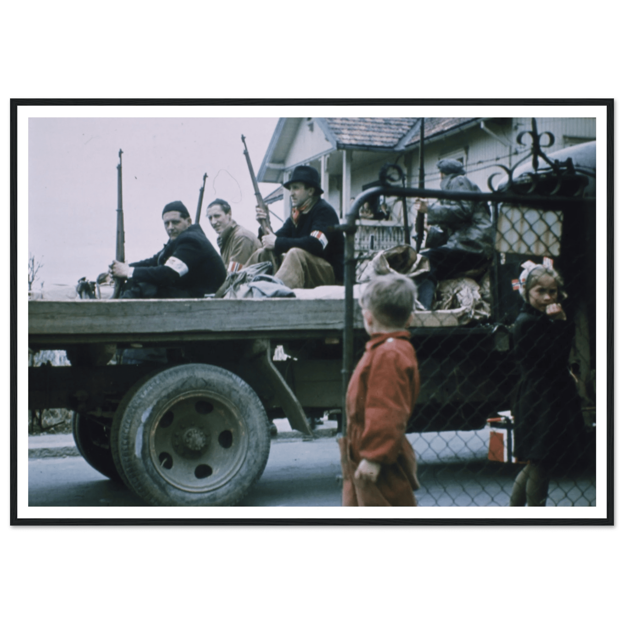 Gutta på skauen returnerer Mai 1945 - SKANDINAVER