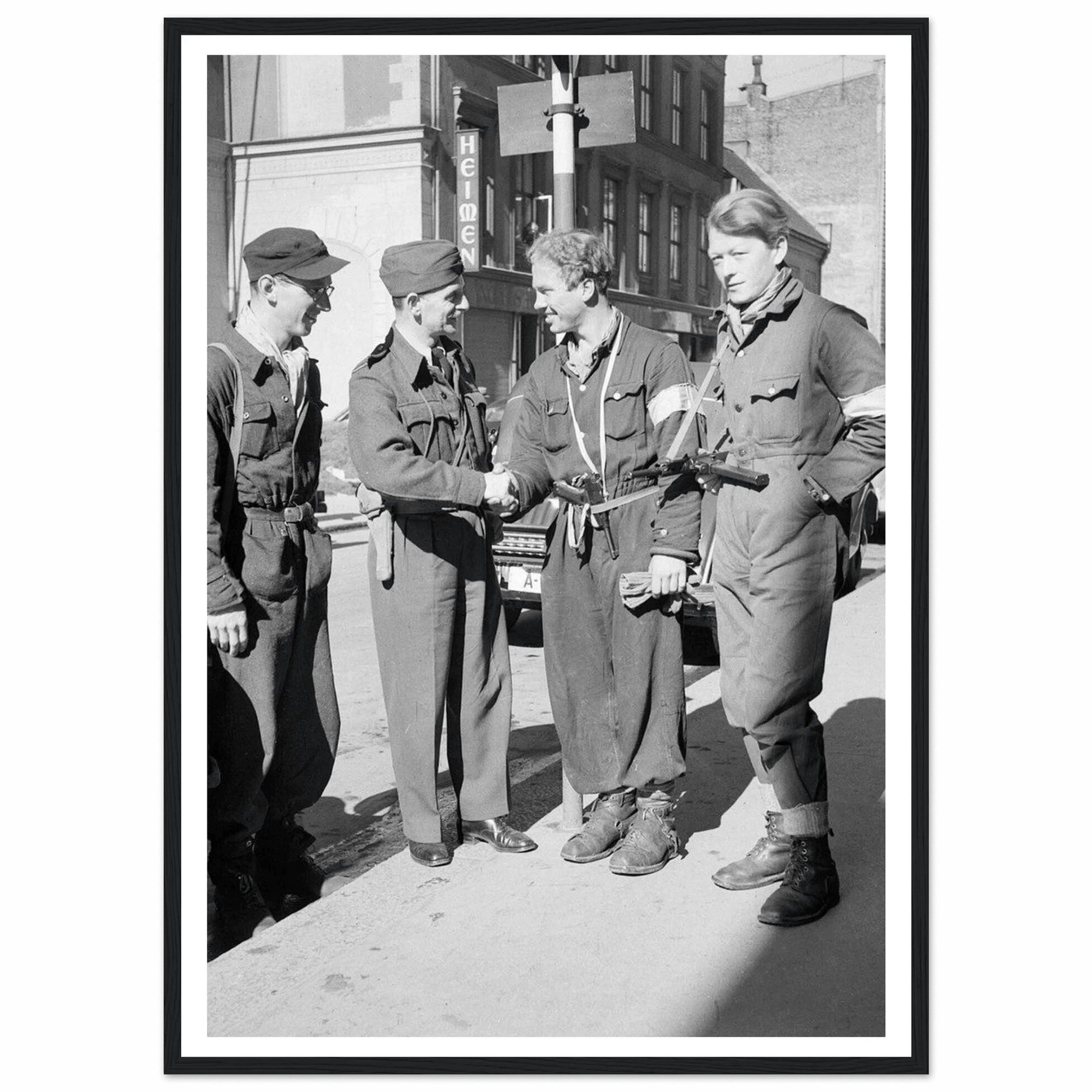 Motstandsfolk Møter britisk major mai 1945 - SKANDINAVER