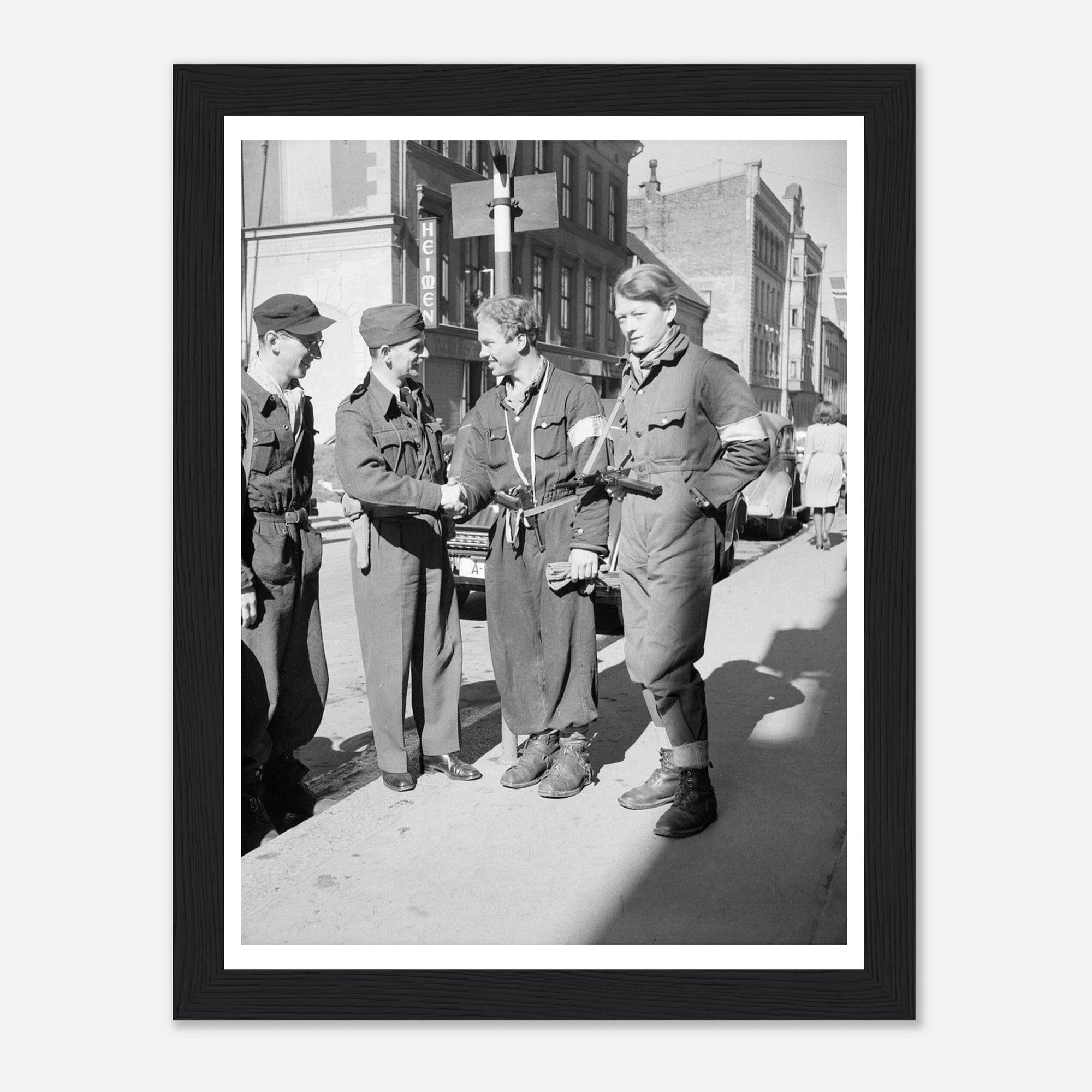 Motstandsfolk Møter britisk major mai 1945 - SKANDINAVER